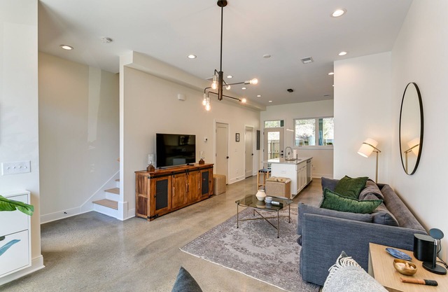 Chic & Modern Townhome: 7 Mi to Downtown Nashville
