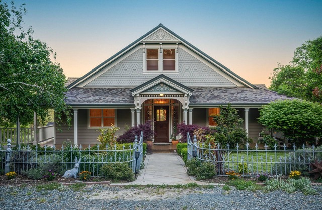 Chic Modern Victorian Farmhouse secluded yet 5 min from Downtown Nevada City