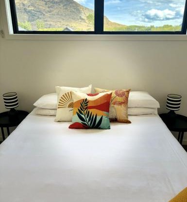 Chic Mountain-View 2BR in Queenstown