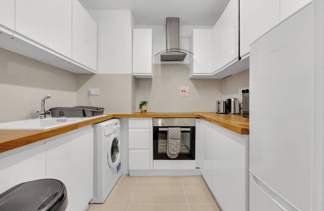 Chic One Bed Apartment near Queens Quay