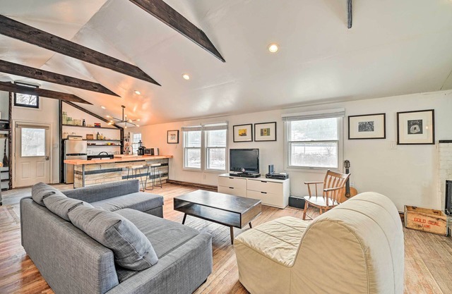 Chic Prattsville Studio w/ Private Hot Tub!