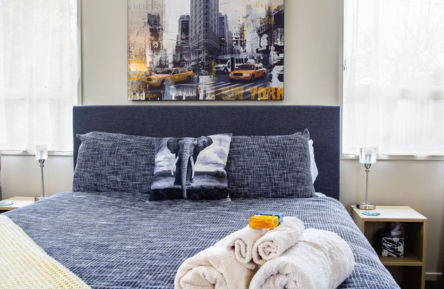 Chic Private Studio Close to Airport, Bus & Shops - Breakfast included