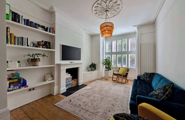 Chic Property With Backyard Near Emirates Stadium