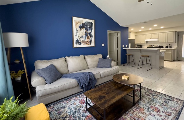 Chic, Quiet 2BR 2BA Near Shops & Restos!