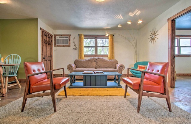 Chic Retro Retreat in Choteau: Walk to Dtwn!