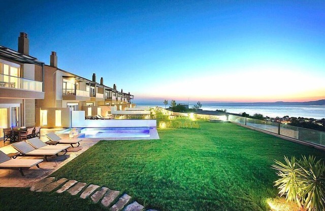 Elegante villa junto al mar con piscina privada