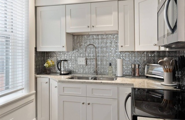Chic Stay 3-BR Fully Renovated Home next to DWTN