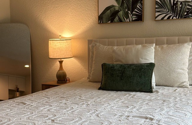 Chic studio apartment with AC, WiFi in welcoming Los Feliz.