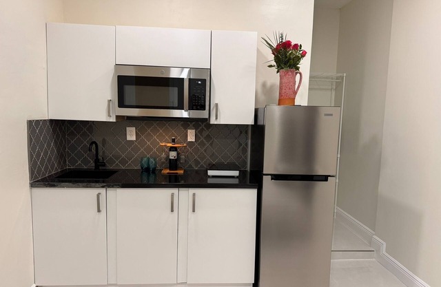 Chic studio in fabulous Miami with AC, WiFi. Enjoy your stay!