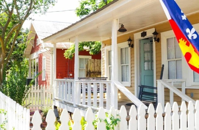 Charming Studio Steps from Downtown