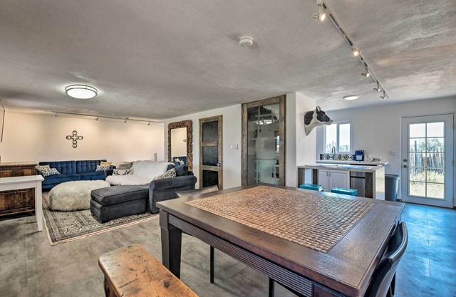 Chic Studio w/ Grill - 25 Mins to Taos Ski Valley!