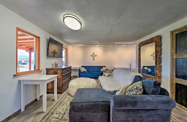 Chic Studio with Grill - 25 Mins to Taos Ski Valley!