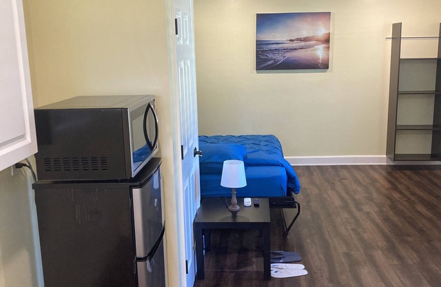 Chic studio with WiFi and AC in tranquil Sarasota