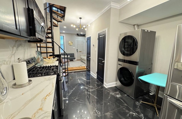 CHIC Stylish Townhouse in DC - RARE