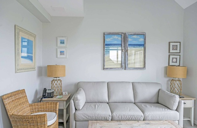 Chic Suite in Amagansett with 3 Comfy Beds