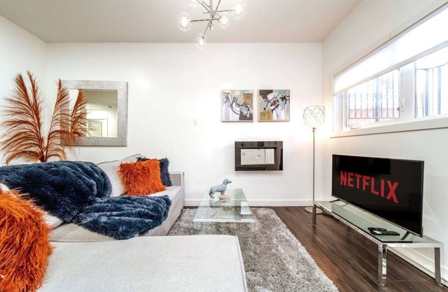 Chic Suite - Long Stays - King Bed - Fireplace &WiFi
