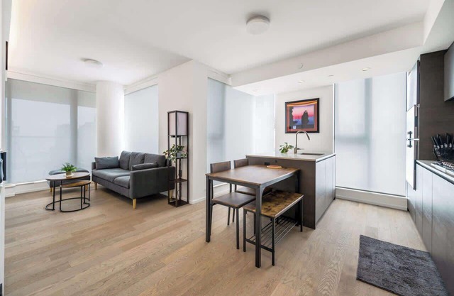 Chic Urban Stylish Condo in Downtown V