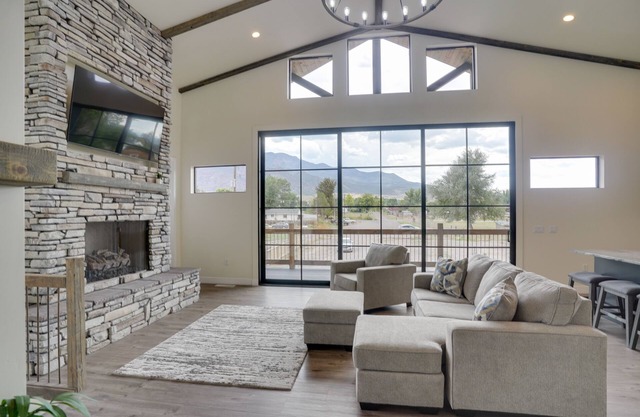 Chic Utah Getaway w/ Fireplace, Sauna & 2 Decks!