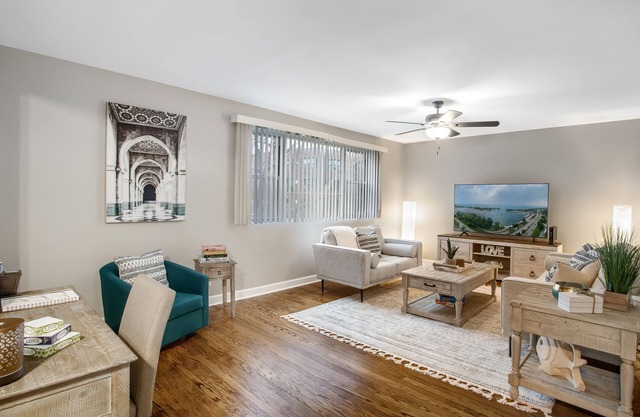 Chicago charm! Quiet and inviting !