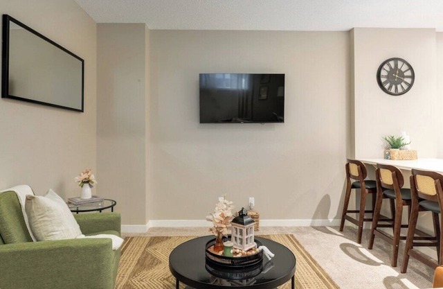 "Chickadee" 1BR Lower Suite in Cochrane