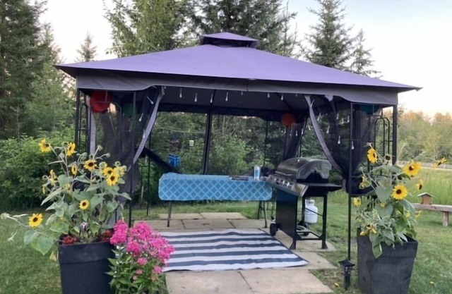 Chickadee Chalet -Cabin mins to Edmonton, St Albert. Valley area & Pet friendly!