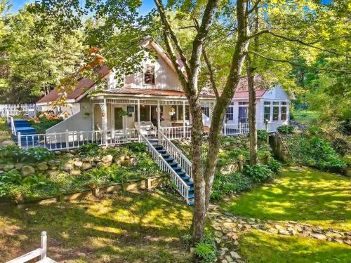 Chickadee Lodge Welcomes you - Year Round FUN
