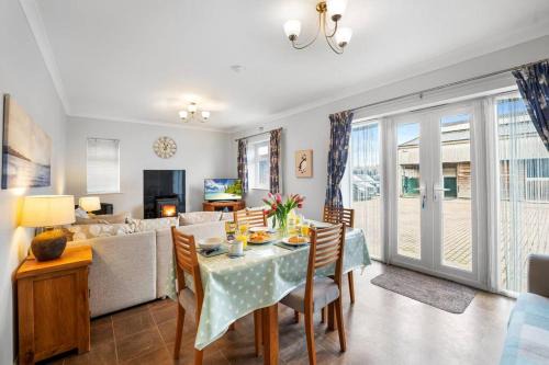 Chickens, great walks & local pubs, Games Room and Free Parking