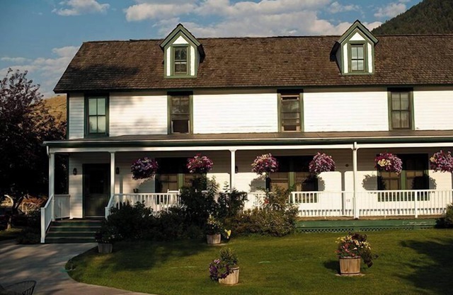 Chico Hot Springs Resort & Day Spa