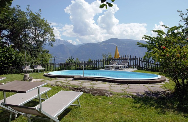 Alojamiento para niños con piscina en un entorno familiar.