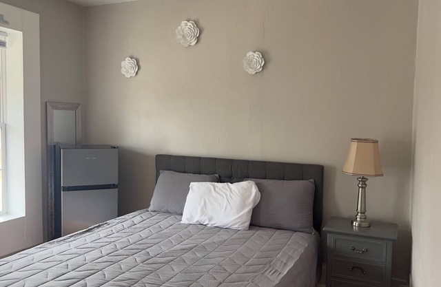 Chill 1BR Spot w/Private Bath, A/C, Wi-Fi, Coffe, Microwave & Fridge