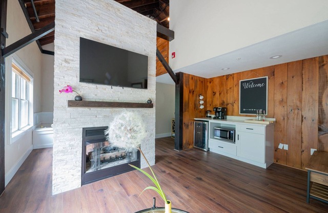Chimney Hill - 03) Second Floor Suite 3