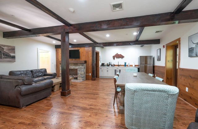 Chimney Hill - 05) Conf Suite