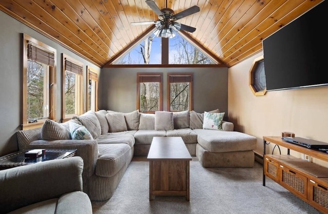 Chimney Hill Retreat w/ Amenity Center & Fireplace