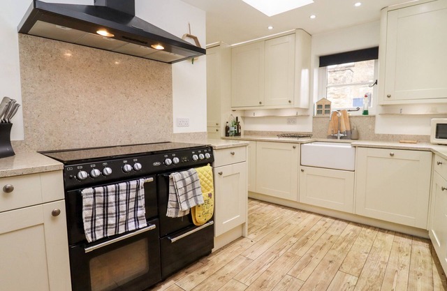 CHINA COTTAGE, pet friendly, character holiday cottage in Charlbury