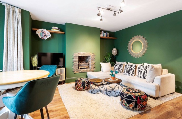 Chiswick Gem: Stylish 1-Bed Flat for Modern Living