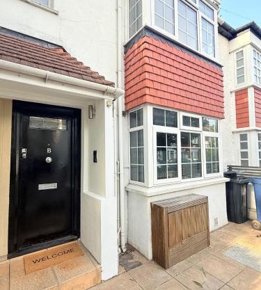Chiswick Large Four Bedrooms Flat