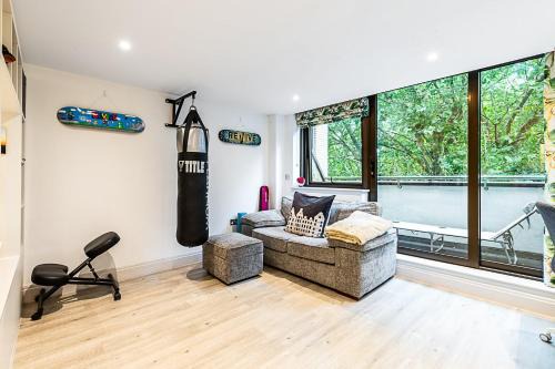 Chiswick Studio Retreat with Private Balcony