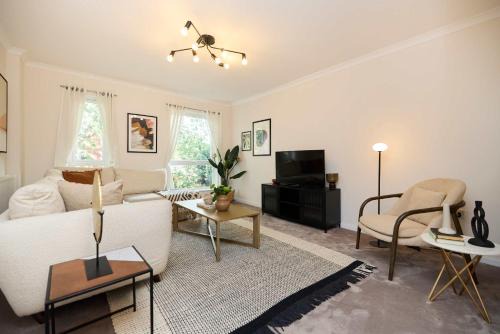 Chiswick Townhouse with Garden & Parking