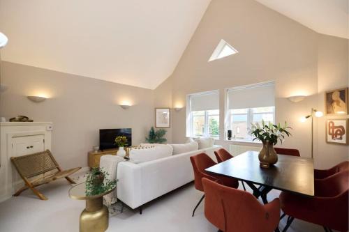 Chiswick Views & Space - Elegant 3BDR Duplex with Parking