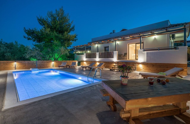 Villa Chloe de 4 dormitorios con piscina privada y vista al jardín