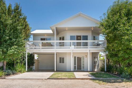 Chloe's Place - Aldinga Beach - C21 SouthCoast Holidays