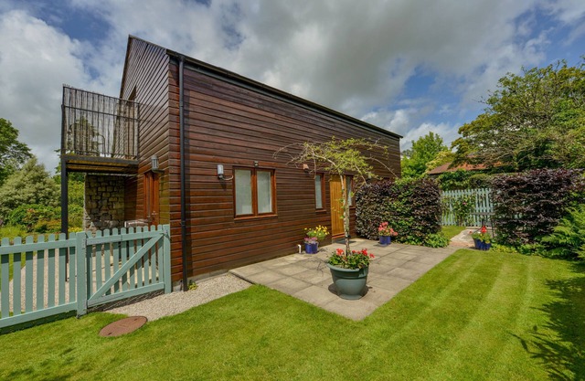 CHOLWELL BARN APARTMENT, family friendly, with a garden in Mary Tavy