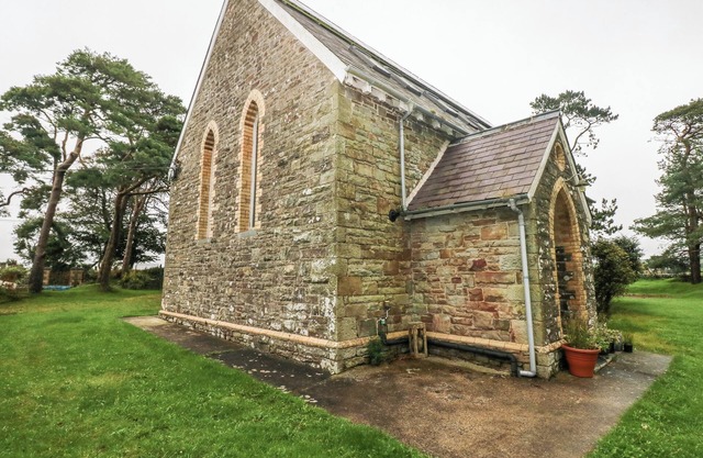 CHURCH LLYGAD Y DYFFRYN, pet friendly, with a garden in Brynhoffnant