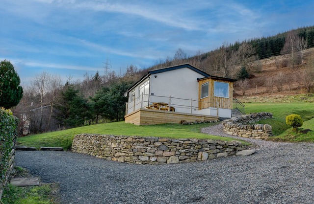 CIARAN COTTAGE, pet friendly, with open fire in Kenmore