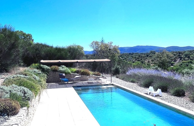 Ciel Du Luberon - su villa de vacaciones con una gran piscina en Bonnieux