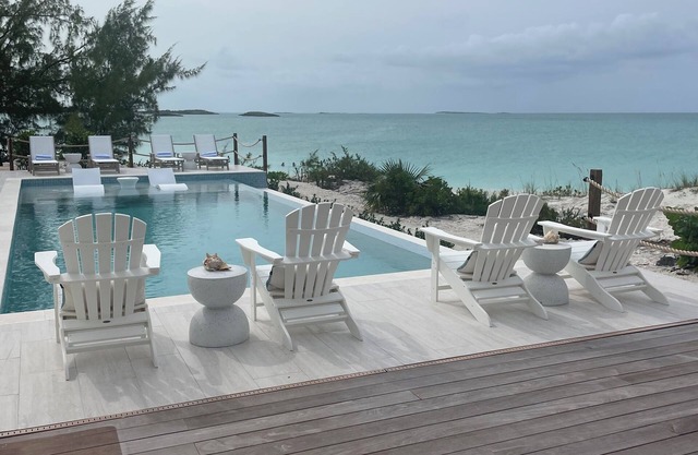 CIESTA SANDS- Beachfront Luxury Villa on Tropic of Cancer Beach