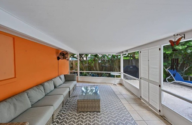 Cinderella's Beach Cottage Heated Pool minutes from BEACH!!!