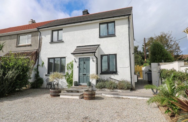 CINDERS LOFT, pet friendly, with a garden in Illogan