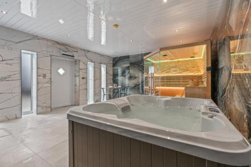 Cinema Studio Room with Spa Facilities For Couples