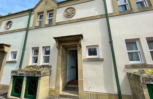 Circus Mews Townhouse:2 Beds:2 En-suite Baths:Parking:City Centre:Quiet Area
